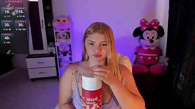 Snapshot of chloejones__ chatting on February 21, 2025, 3:32 pm chloejones online show from February 21, 2025, 3:32 pm
