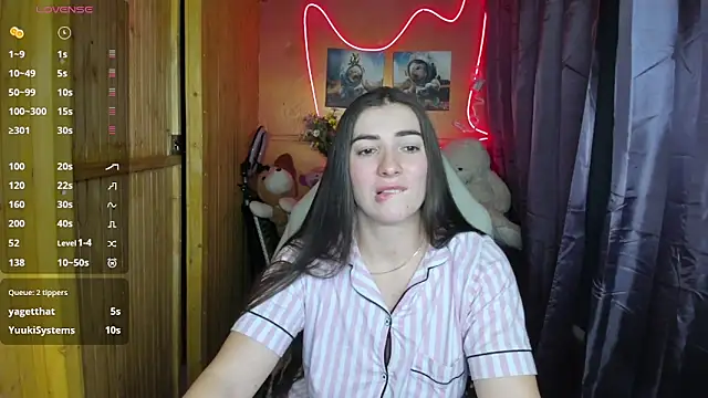 Fiery Brunette  online show from December 10, 2024, 1:22 pm