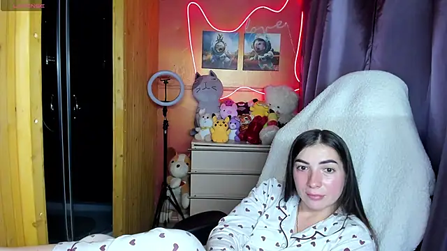 Fiery Brunette  online show from September 24, 2025, 10:18 am