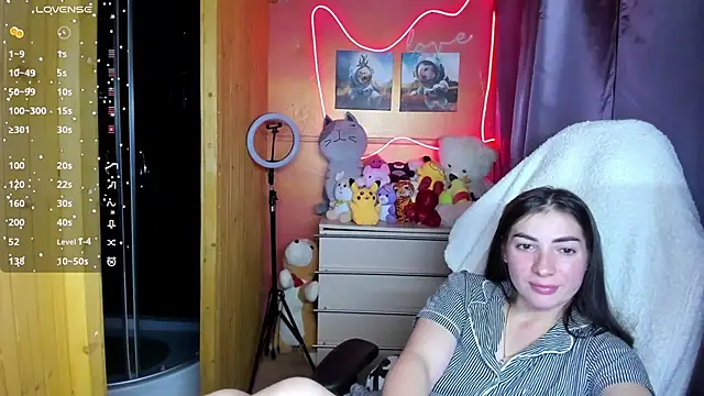 Fiery Brunette  online show from November 5, 2025, 12:49 pm