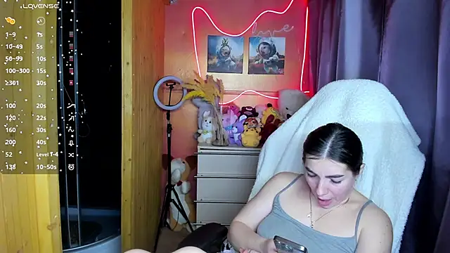 Fiery Brunette  online show from November 27, 2025, 9:11 am