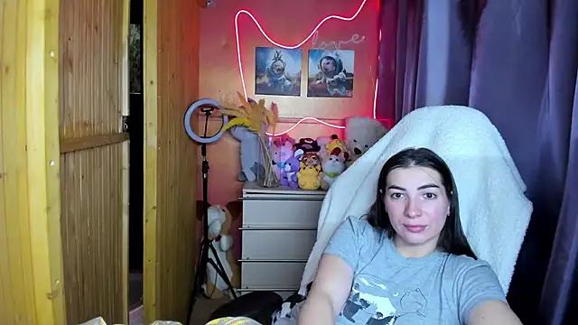 Fiery Brunette  online show from November 29, 2025, 6:22 pm