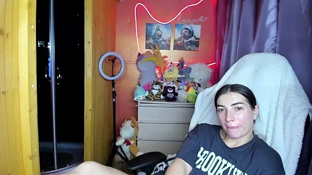 Fiery Brunette  online show from April 6, 2026, 11:44 am