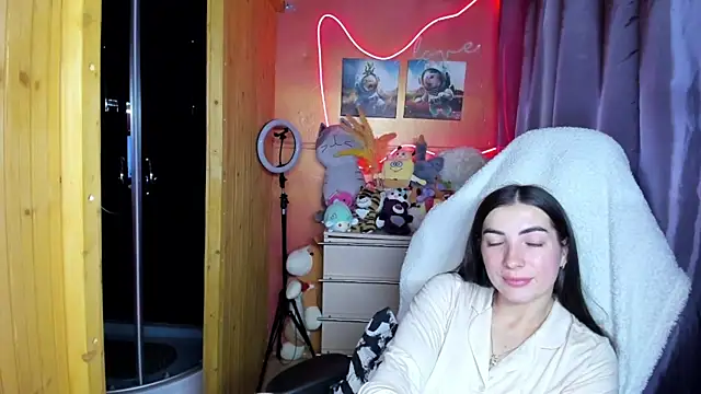 Fiery Brunette  online show from April 25, 2026, 2:14 pm