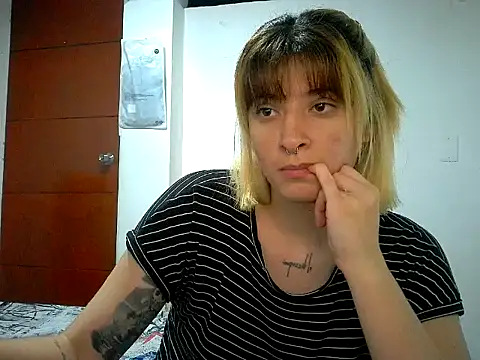 Snapshot of Mia_foster1 chatting on May 14, 2026, 2:07 am Mia foster1 online show from May 14, 2026, 2:07 am