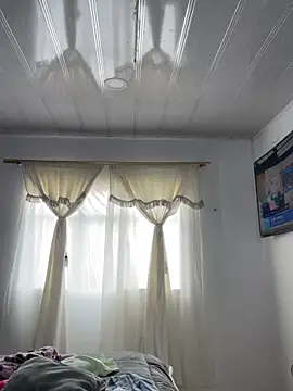 Snapshot of hannahb-e chatting on October 1, 2025, 2:45 pm hannahb-e online show from October 1, 2025, 2:45 pm