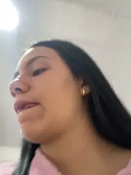 Snapshot of hannahb-e chatting on October 3, 2025, 3:20 pm hannahb-e online show from October 3, 2025, 3:20 pm