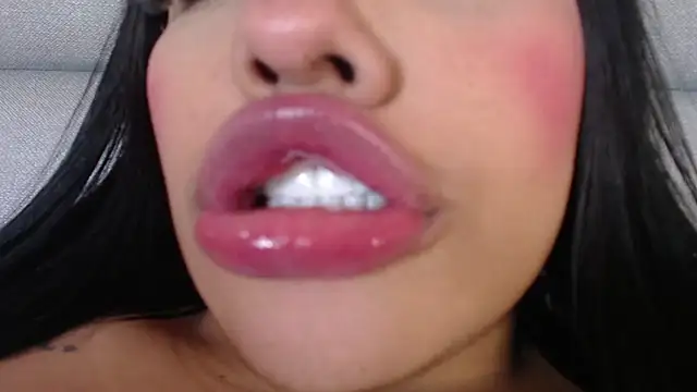 Snapshot of emily_brontee_ chatting on December 7, 2024, 6:04 pm emily brontee  online show from December 7, 2024, 6:04 pm