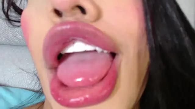 Snapshot of emily_brontee_ chatting on December 10, 2024, 3:01 pm emily brontee  online show from December 10, 2024, 3:01 pm