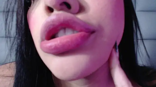 Snapshot of emily_brontee_ chatting on December 20, 2024, 12:38 pm emily brontee  online show from December 20, 2024, 12:38 pm