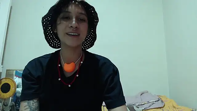 AlinaWoolf  online show from June 25, 2026, 3:06 am