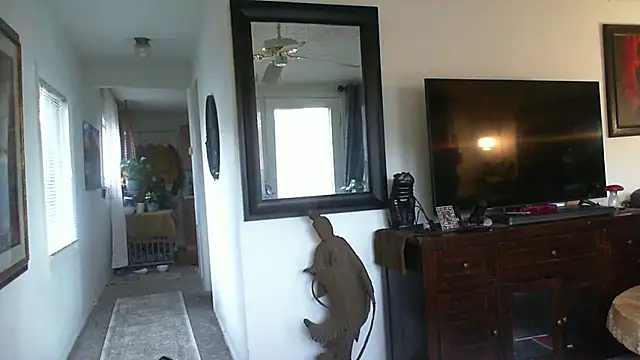 Snapshot of CeceilaMoon chatting on November 19, 2025, 2:28 pm CeceilaMoon online show from November 19, 2025, 2:28 pm