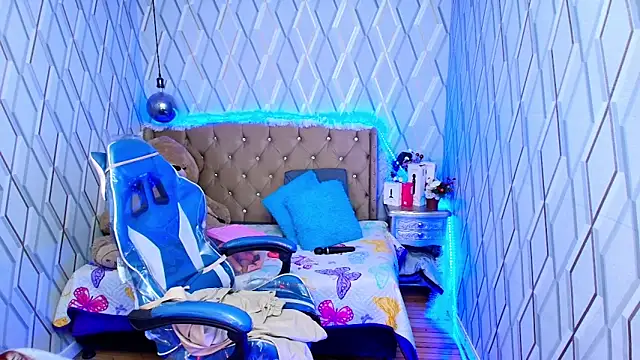 NicolleTaylor online show from December 5, 2025, 4:32 am