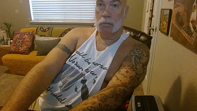 Snapshot of musclebearnips chatting on October 18, 2025, 4:19 pm musclebearnips online show from October 18, 2025, 4:19 pm