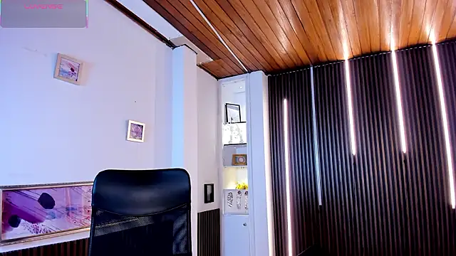 victoria mooree online show from March 10, 2026, 4:12 pm