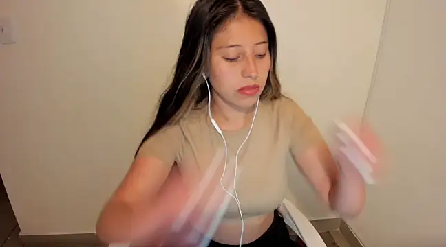 kiaraowen online show from February 20, 2025, 4:46 pm