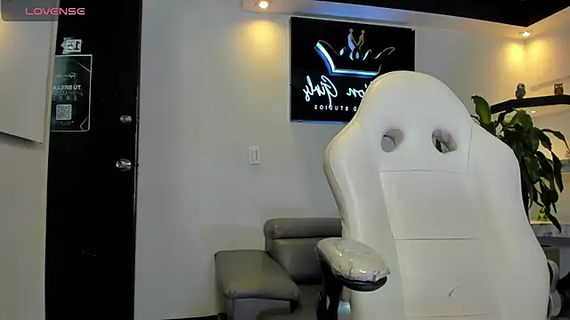 AnaRuiz online show from September 24, 2025, 1:47 pm