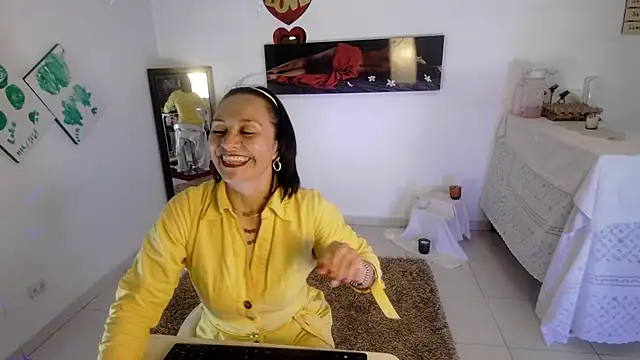 lollita 23  online show from May 5, 2026, 7:11 pm