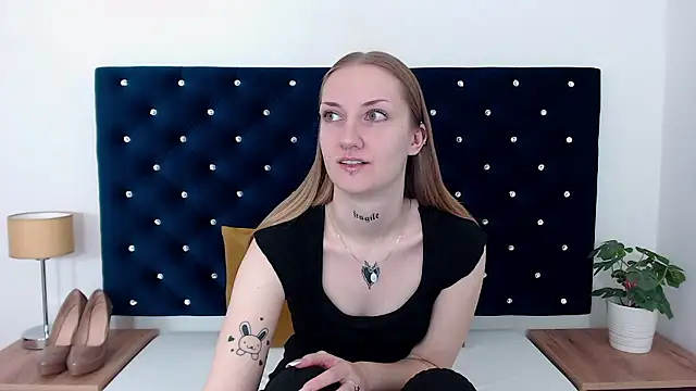 Snapshot of AlexaTease chatting on December 6, 2024, 10:27 am AlexaTease online show from December 6, 2024, 10:27 am