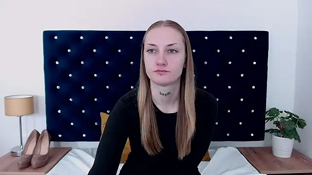 Snapshot of AlexaTease chatting on December 9, 2024, 3:33 pm AlexaTease online show from December 9, 2024, 3:33 pm
