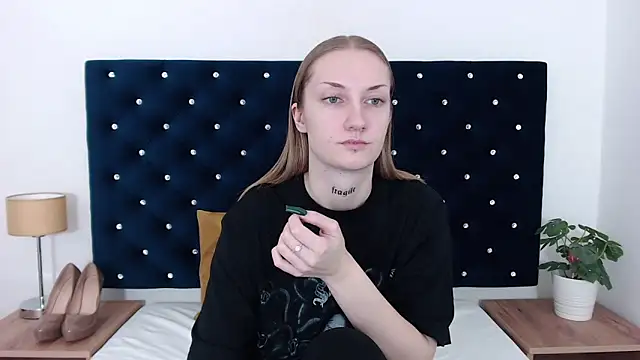 Snapshot of AlexaTease chatting on December 21, 2024, 2:26 pm AlexaTease online show from December 21, 2024, 2:26 pm