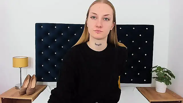 Snapshot of AlexaTease chatting on February 7, 2025, 4:24 pm AlexaTease online show from February 7, 2025, 4:24 pm