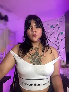 JulianaCastillo online show from January 19, 2025, 2:06 pm