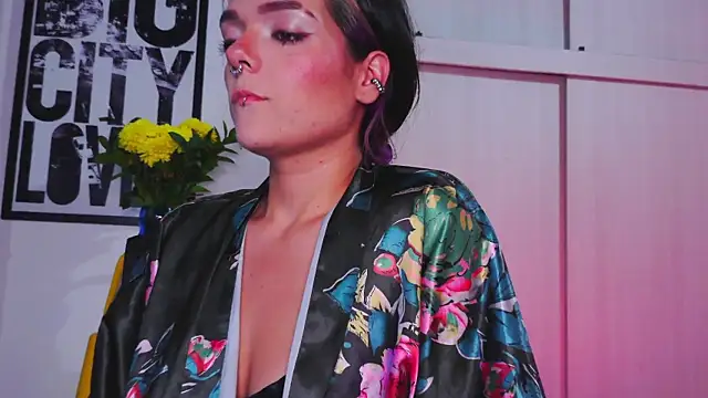 Snapshot of purple_em69 chatting on October 24, 2025, 3:25 am purple em69 online show from October 24, 2025, 3:25 am