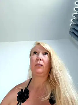 Snapshot of EmmaInLove23 chatting on September 14, 2025, 5:17 am EmmaInLove23 online show from September 14, 2025, 5:17 am