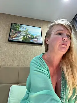 EmmaInLove23 online show from June 17, 2026, 1:01 pm