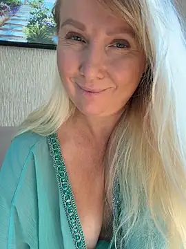 EmmaInLove23 online show from June 18, 2026, 1:06 am