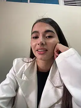 Coralinee 01 online show from November 13, 2025, 5:23 pm