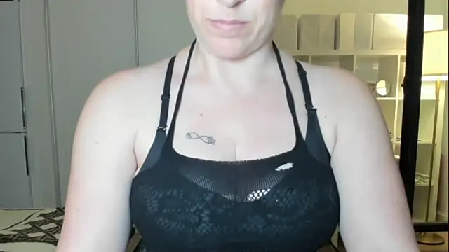 Snapshot of emmita69_ chatting on October 1, 2025, 12:49 am emmita69 online show from October 1, 2025, 12:49 am