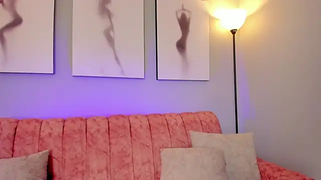 Juliana Saenzz online show from September 17, 2025, 1:57 pm