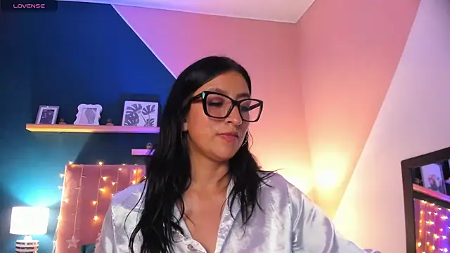 kira moon   online show from December 12, 2024, 11:47 pm