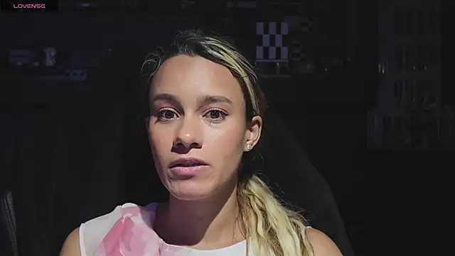 Snapshot of SamanthaWatson chatting on October 3, 2025, 1:35 am SamanthaWatson online show from October 3, 2025, 1:35 am