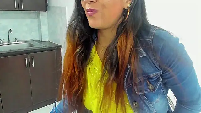 Snapshot of Luna_Dumont chatting on January 21, 2025, 2:26 pm Luna Dumont online show from January 21, 2025, 2:26 pm