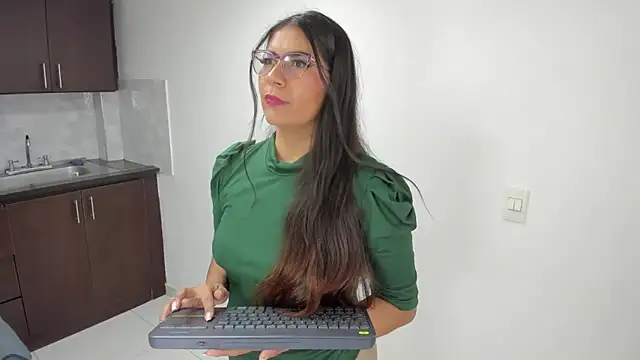 Luna Dumont online show from May 3, 2026, 11:05 am