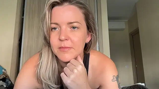 naughtyhollyxxxx online show from September 30, 2025, 9:36 am