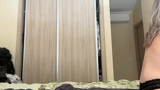 naughtyhollyxxxx online show from October 8, 2025, 3:20 pm