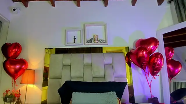 Snapshot of emmy_r chatting on February 15, 2025, 12:11 pm emmy r online show from February 15, 2025, 12:11 pm