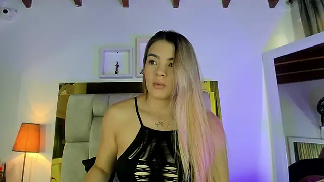 Snapshot of emmy_r chatting on March 21, 2025, 12:06 pm emmy r online show from March 21, 2025, 12:06 pm