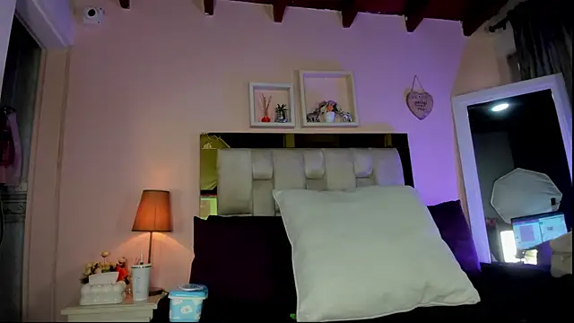 Snapshot of emmy_r chatting on April 23, 2026, 12:04 pm emmy r online show from April 23, 2026, 12:04 pm