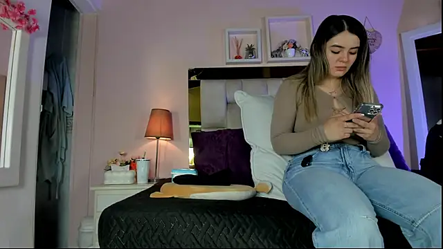 Snapshot of emmy_r chatting on April 25, 2026, 12:08 pm emmy r online show from April 25, 2026, 12:08 pm
