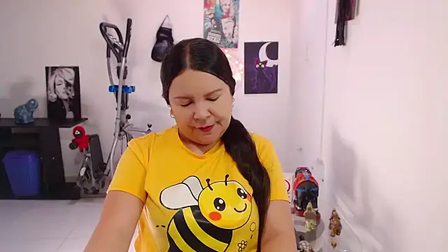 claryssa  online show from June 10, 2026, 6:18 pm