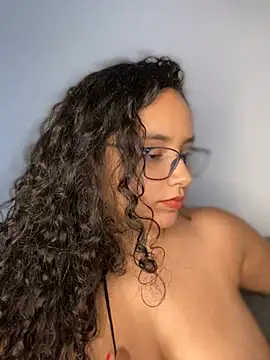 Snapshot of CurlyGirl_1 chatting on December 25, 2024, 5:47 pm CurlyGirl 1 online show from December 25, 2024, 5:47 pm