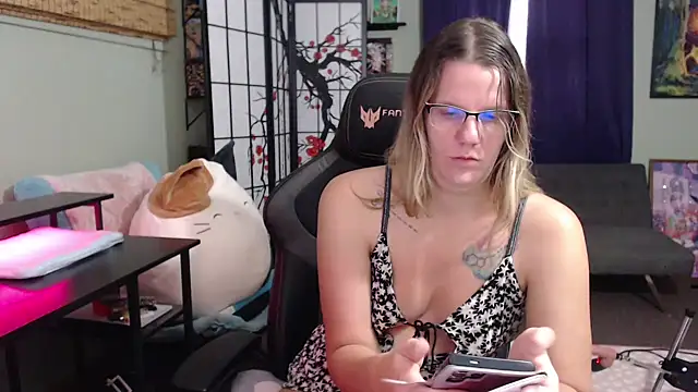 Sarahtineke online show from November 4, 2025, 4:50 pm