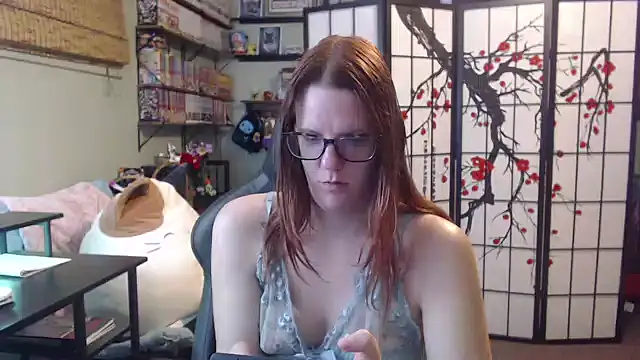 Sarahtineke online show from May 5, 2026, 7:55 pm