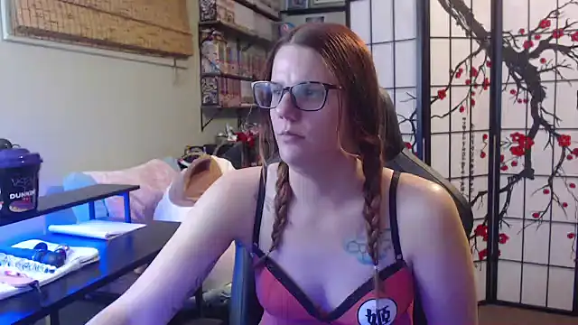 Sarahtineke online show from May 13, 2026, 6:05 pm