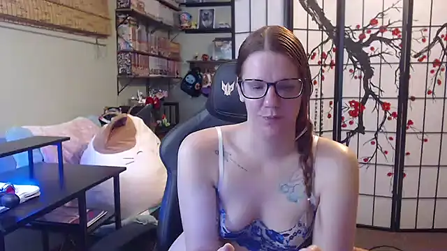 Sarahtineke online show from May 17, 2026, 6:48 pm